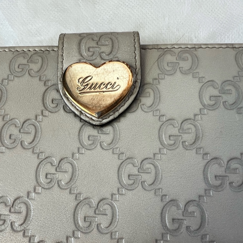 Gucci Light Gray GG Monogram Continental Wallet with Gold Heart Clasp - Picture 2 of 14